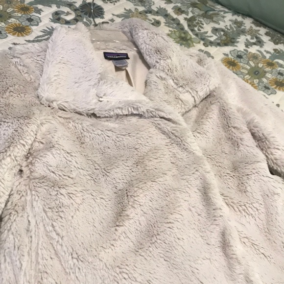 Patagonia woman’s zip up fuzzy cream jacket - Picture 3 of 5